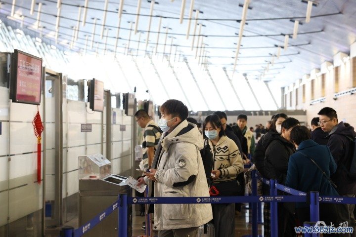 出港搭客列队等候安检。